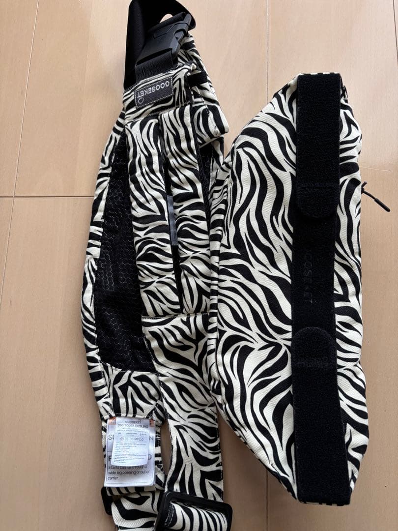 美品 グスケット365抱っこ紐Plus【抱っこ紐+バッグ】ゼブラ柄
