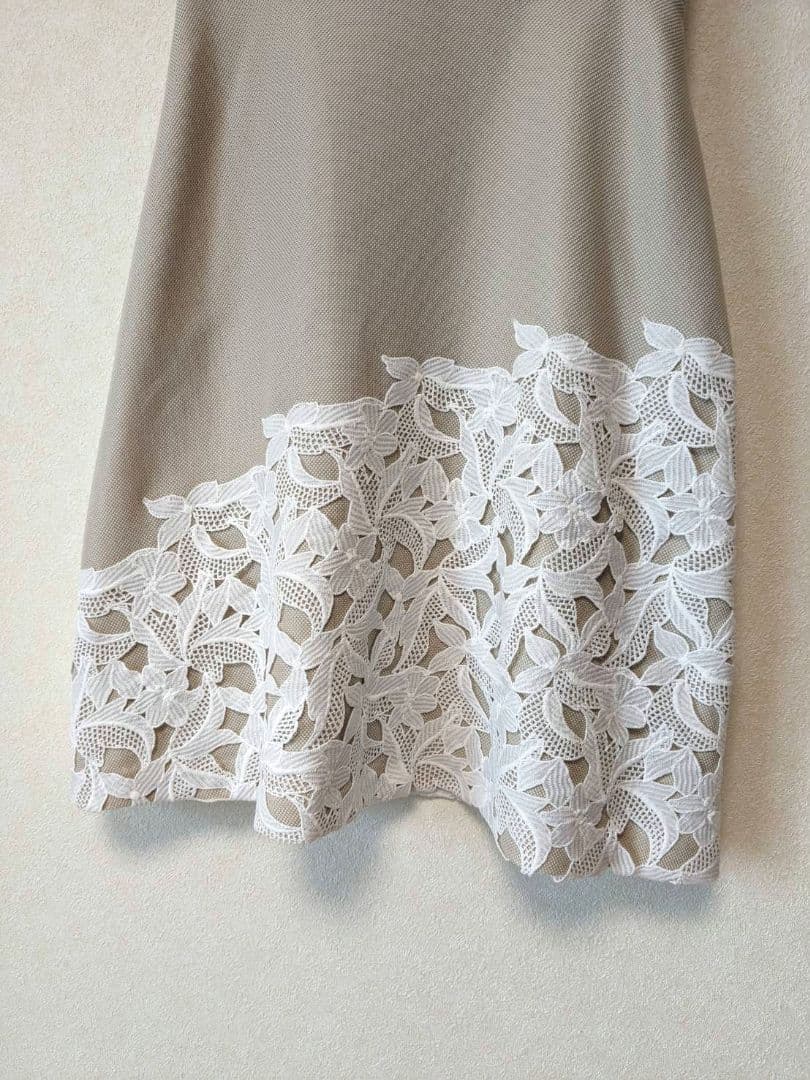 【新品未使用／美品】ワンピース レース ノースリーブ ベージュ 花 春夏秋