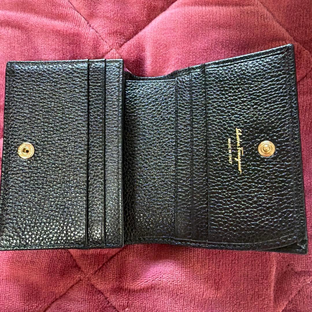 Salvatore Ferragamo ほぼ未使用！二つ折り財布 ブラック
