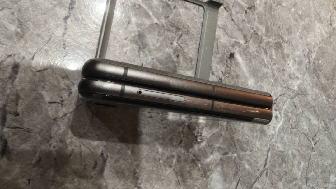 Motorola razr 50　SIMフリー／512GB