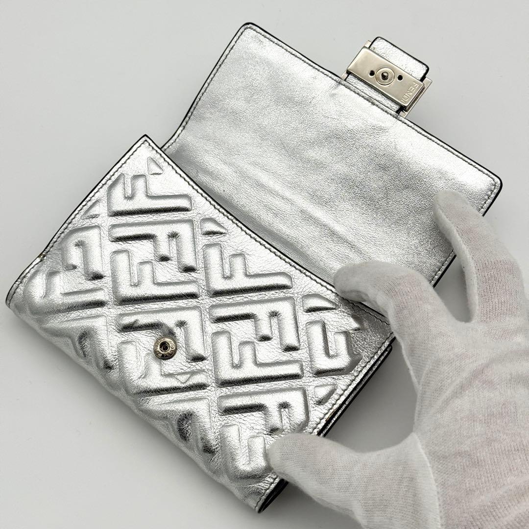 美品 FENDI FFロゴ 二つ折り 財布 エンボス シルバー ズッカ バゲット