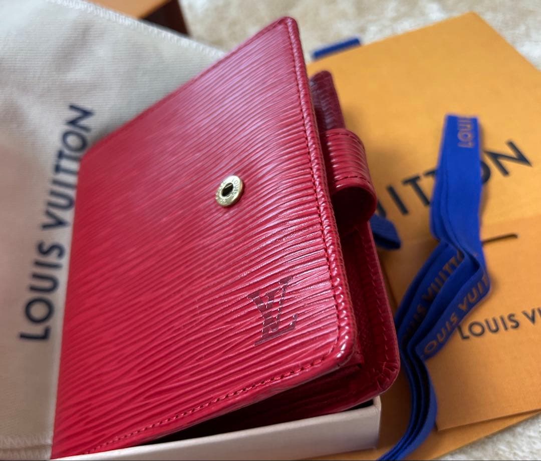 美品　LOUIS VUITTON エピライン　二つ折り財布