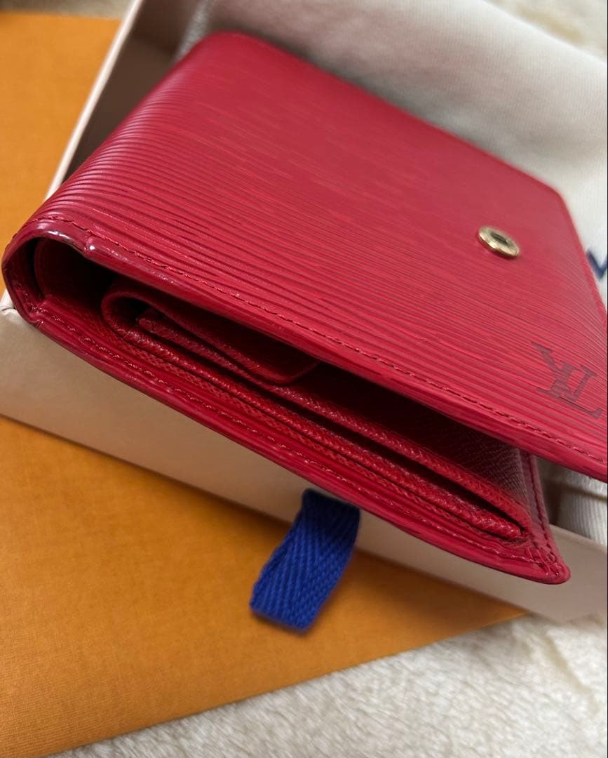 美品　LOUIS VUITTON エピライン　二つ折り財布