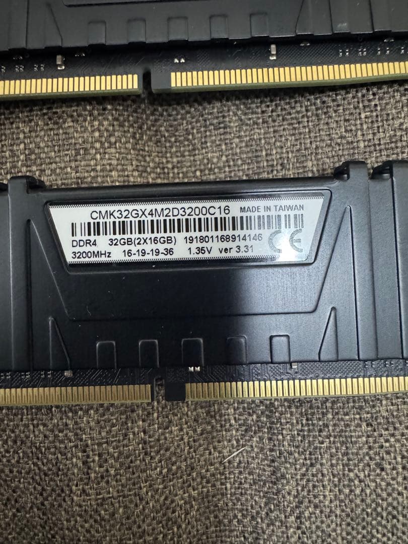 Corsair 32GB メモリ　DDR4 cmk32gx4m2d3200c16