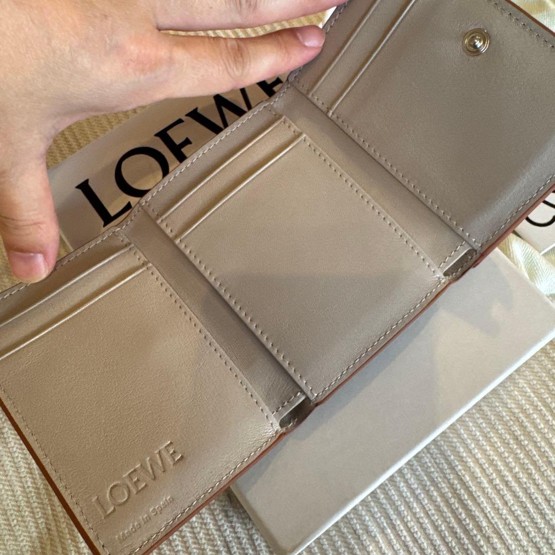 新品 ロエベ アナグラムトライフォールド 三つ折り財布