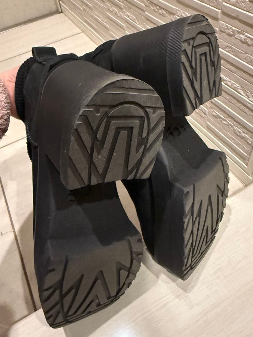 UGG ブラック プラットフォームヒールブーツ