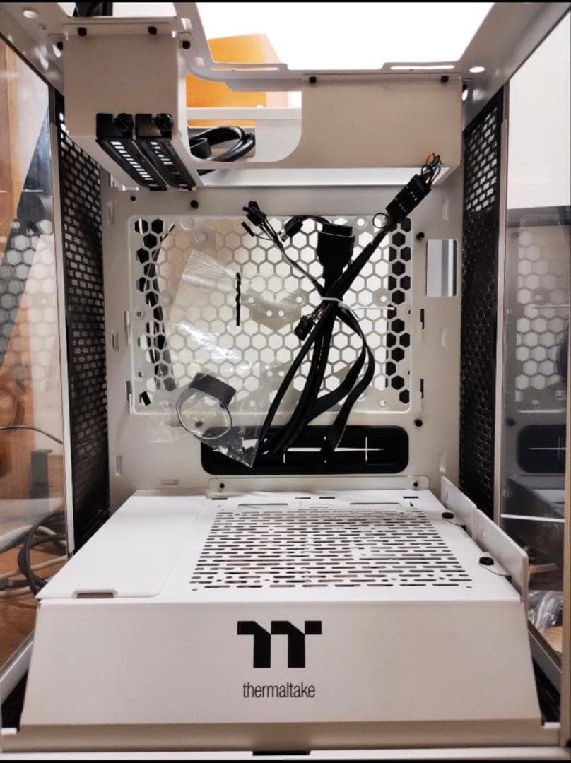 Thermaltake ホワイト ミニタワーPCケース