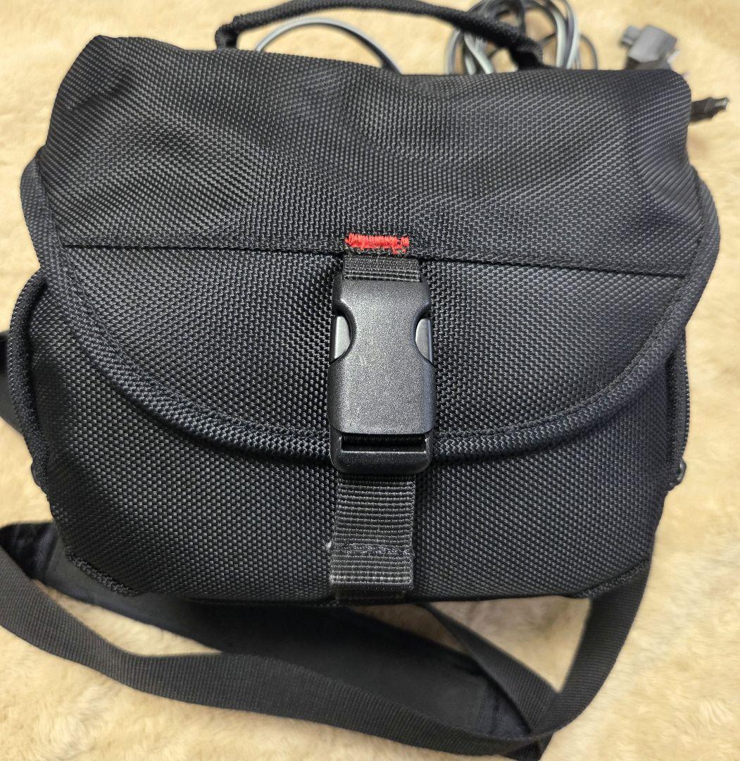 Sony　　 ハンディカム　　充電器　　バッテリー2コ専用ショルダーバッグ付き