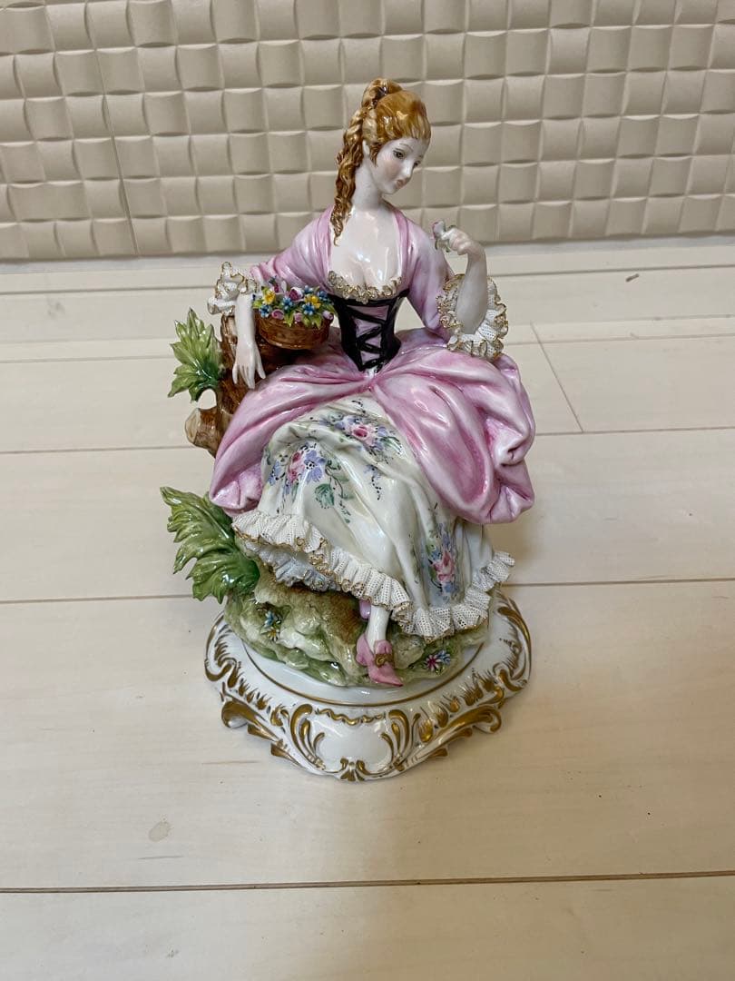 ティケ　女性の陶器　フィギュア 花かご付き