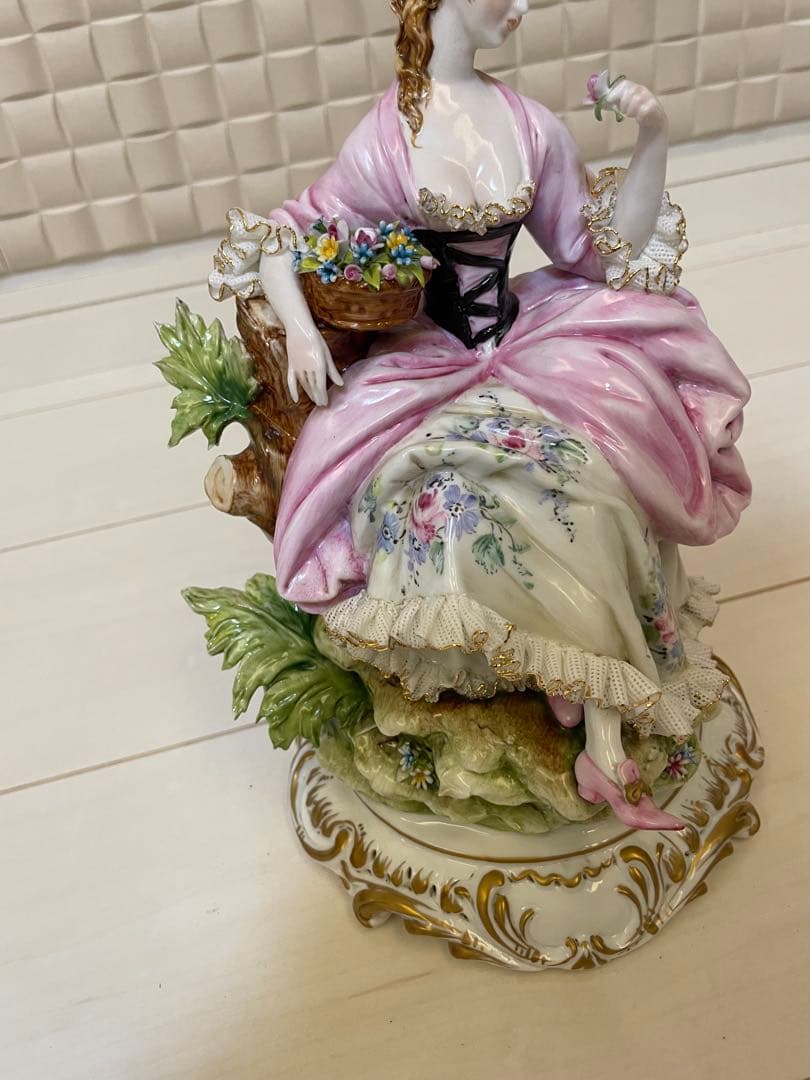 ティケ　女性の陶器　フィギュア 花かご付き
