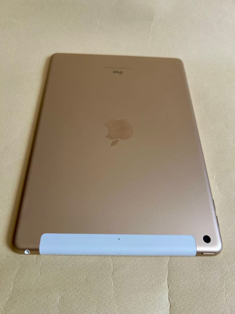 iPad（第5世代）32GB ゴールド セルラーモデル ドコモ