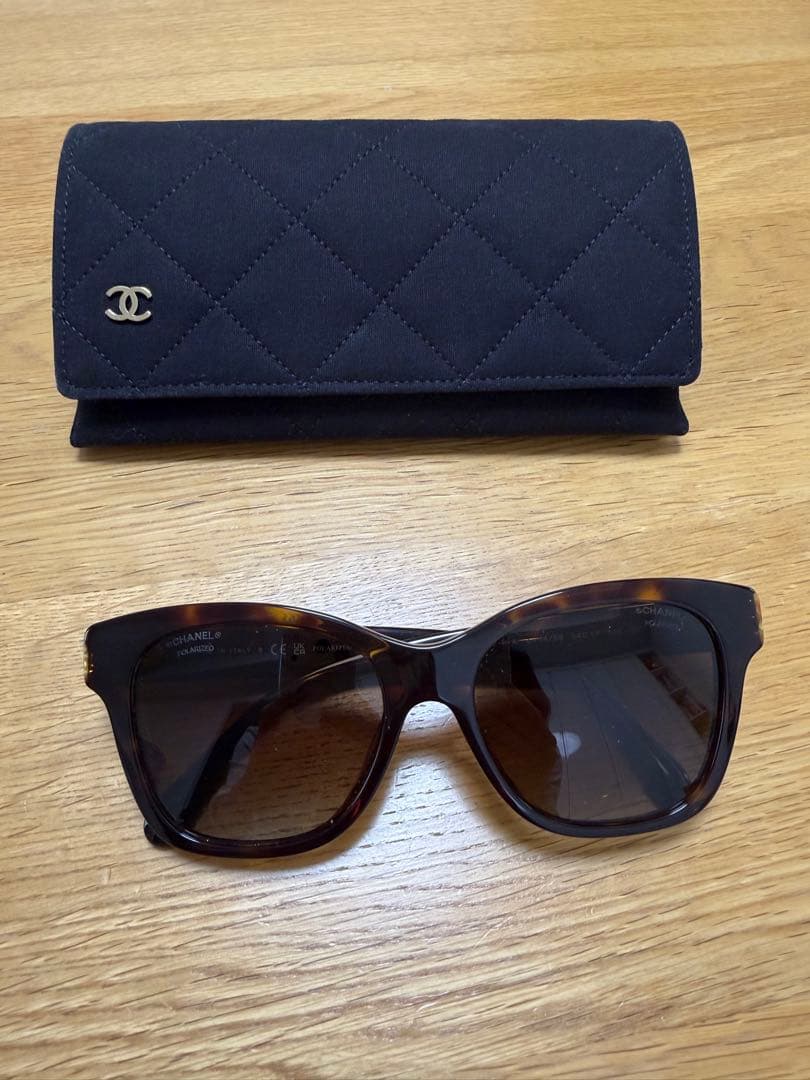 CHANEL パール付きキャットアイサングラス