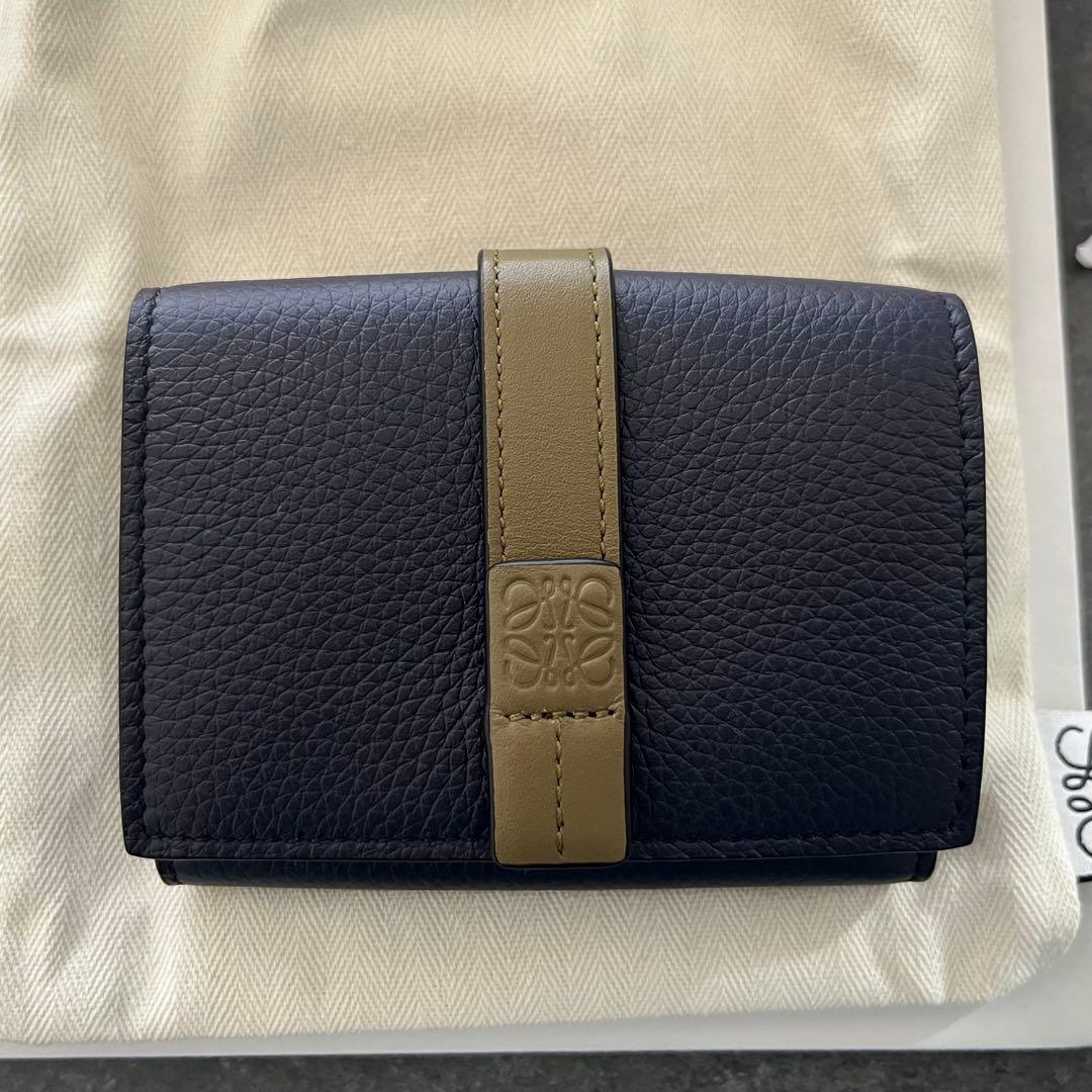 【直営店購入】LOEWE トライフォールド ウォレット（ソフトグレインカーフ）