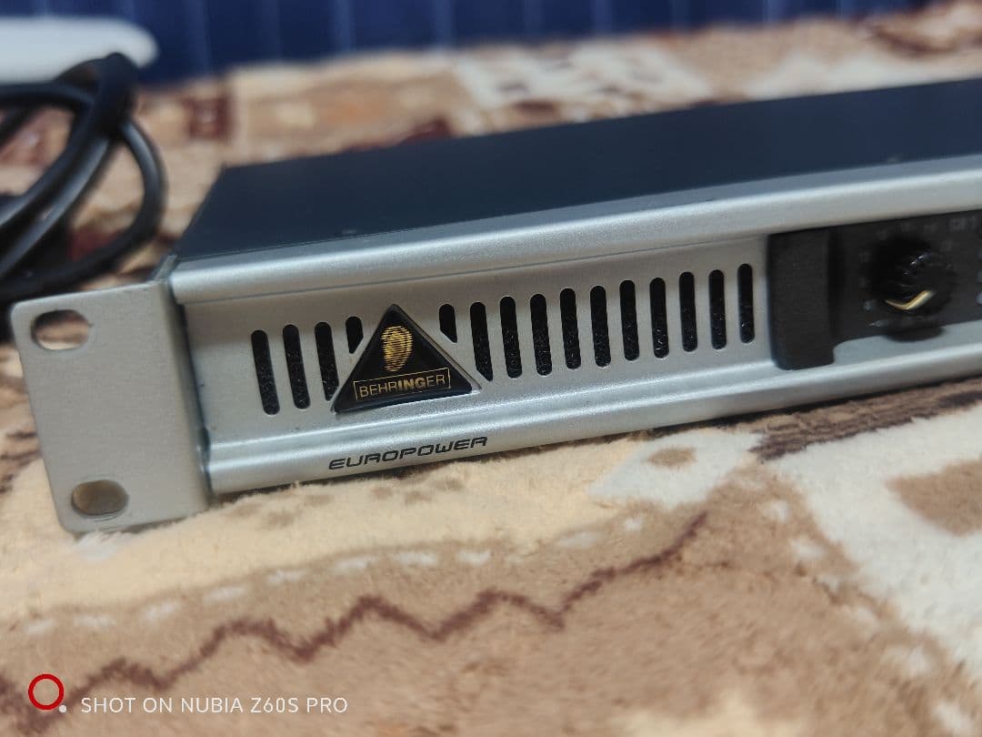 BEHRINGER EPQ304 パワーアンプ