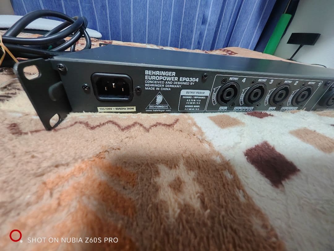BEHRINGER EPQ304 パワーアンプ