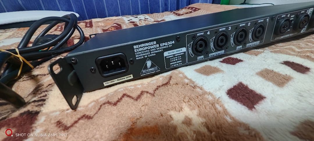 BEHRINGER EPQ304 パワーアンプ