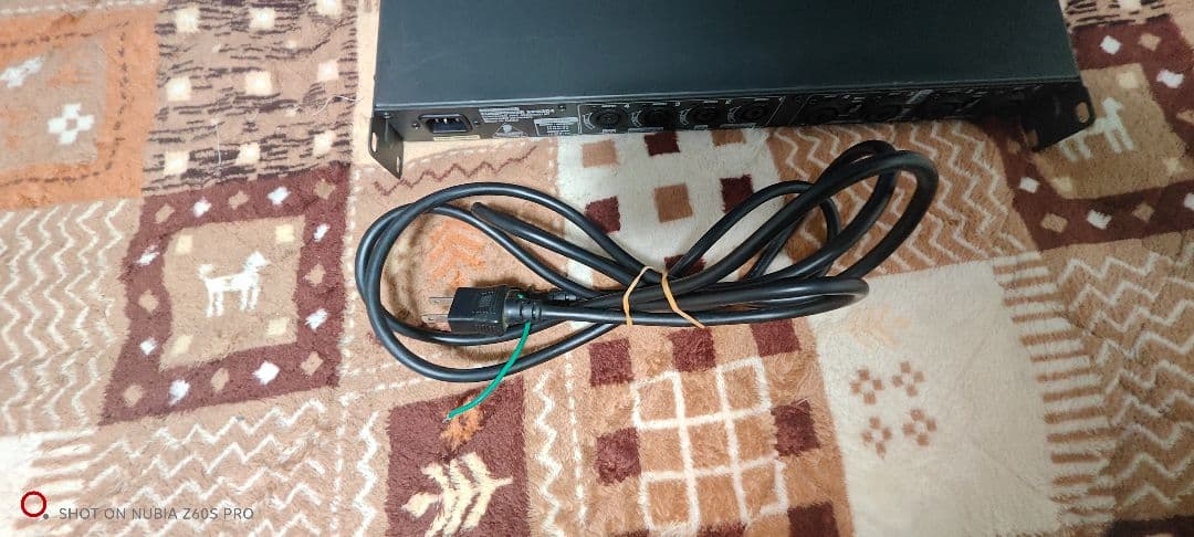 BEHRINGER EPQ304 パワーアンプ