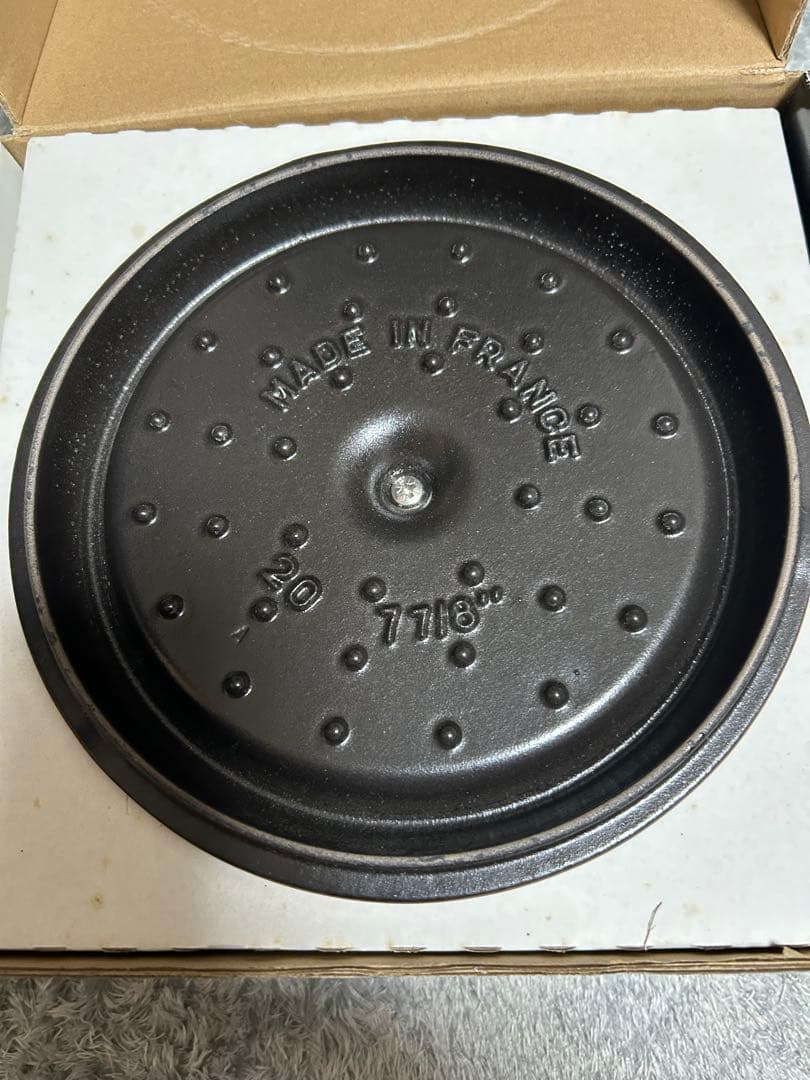 staub（ストウブ）の鋳物ホーロー鍋「ピコ・ココット ラウンド 20cm