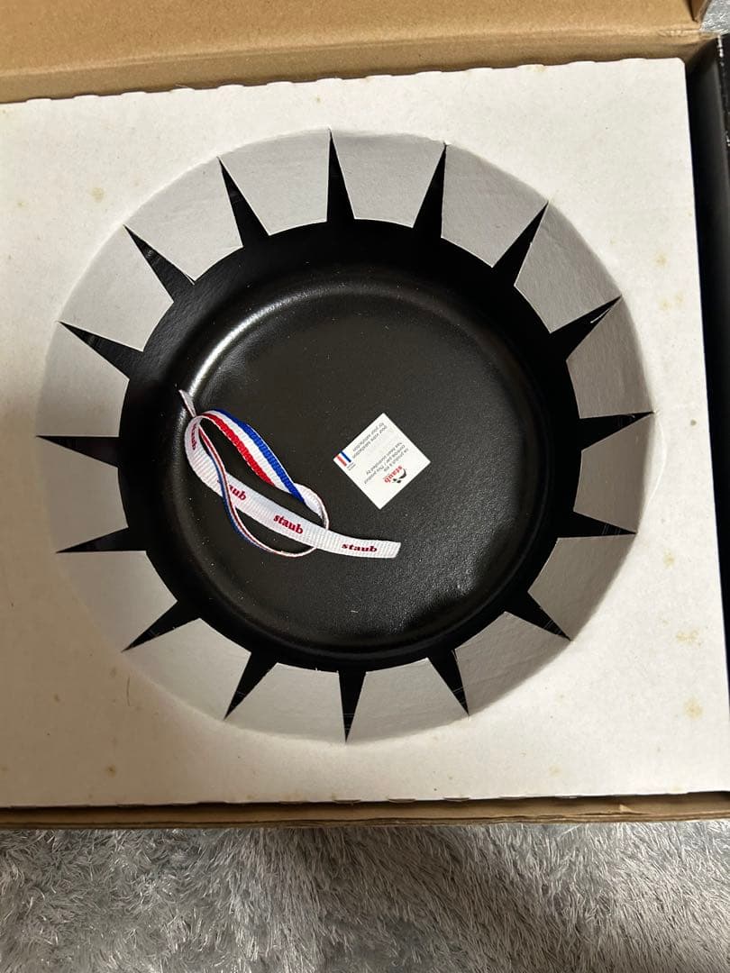 staub（ストウブ）の鋳物ホーロー鍋「ピコ・ココット ラウンド 20cm
