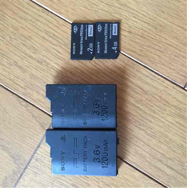Psp バッテリー2こ　メモリー2こ
