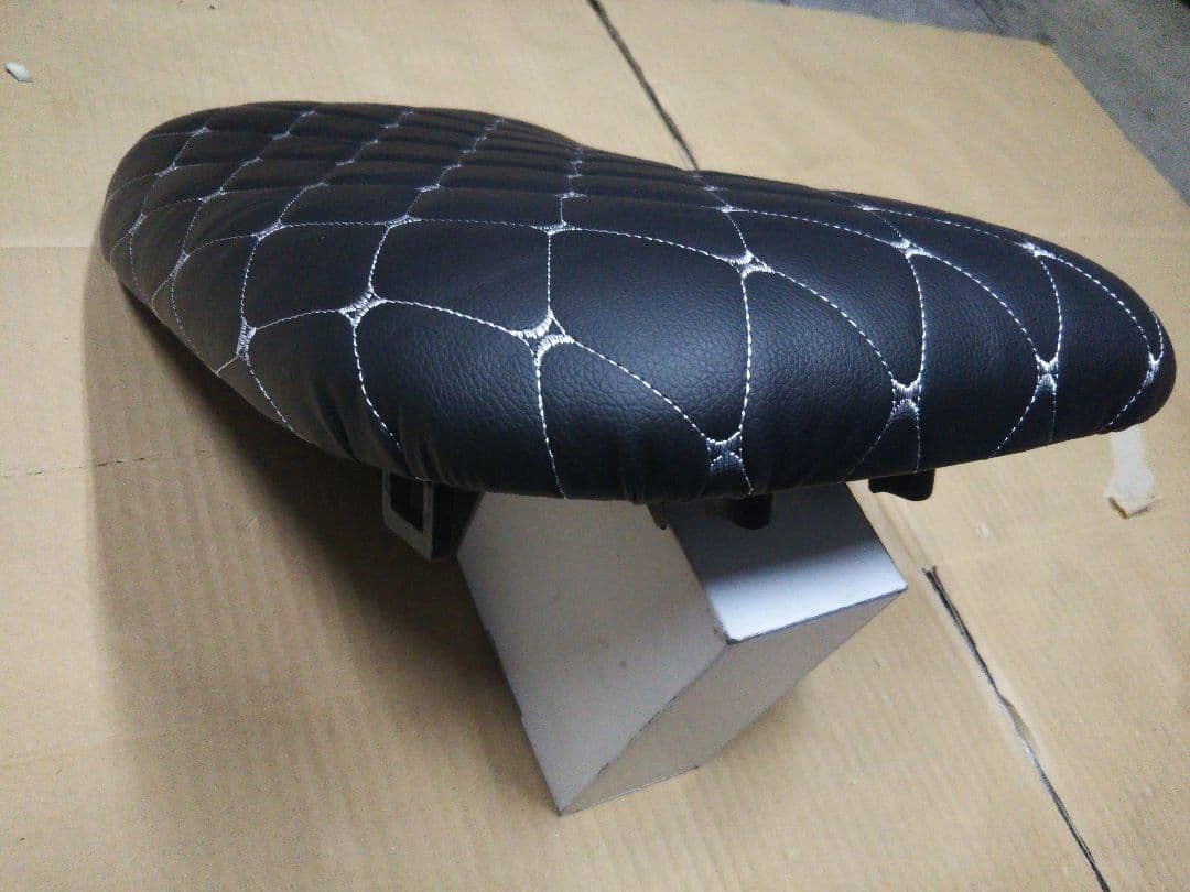 ズーマーカスタムシート ブラック&シルバーダイヤステッチ