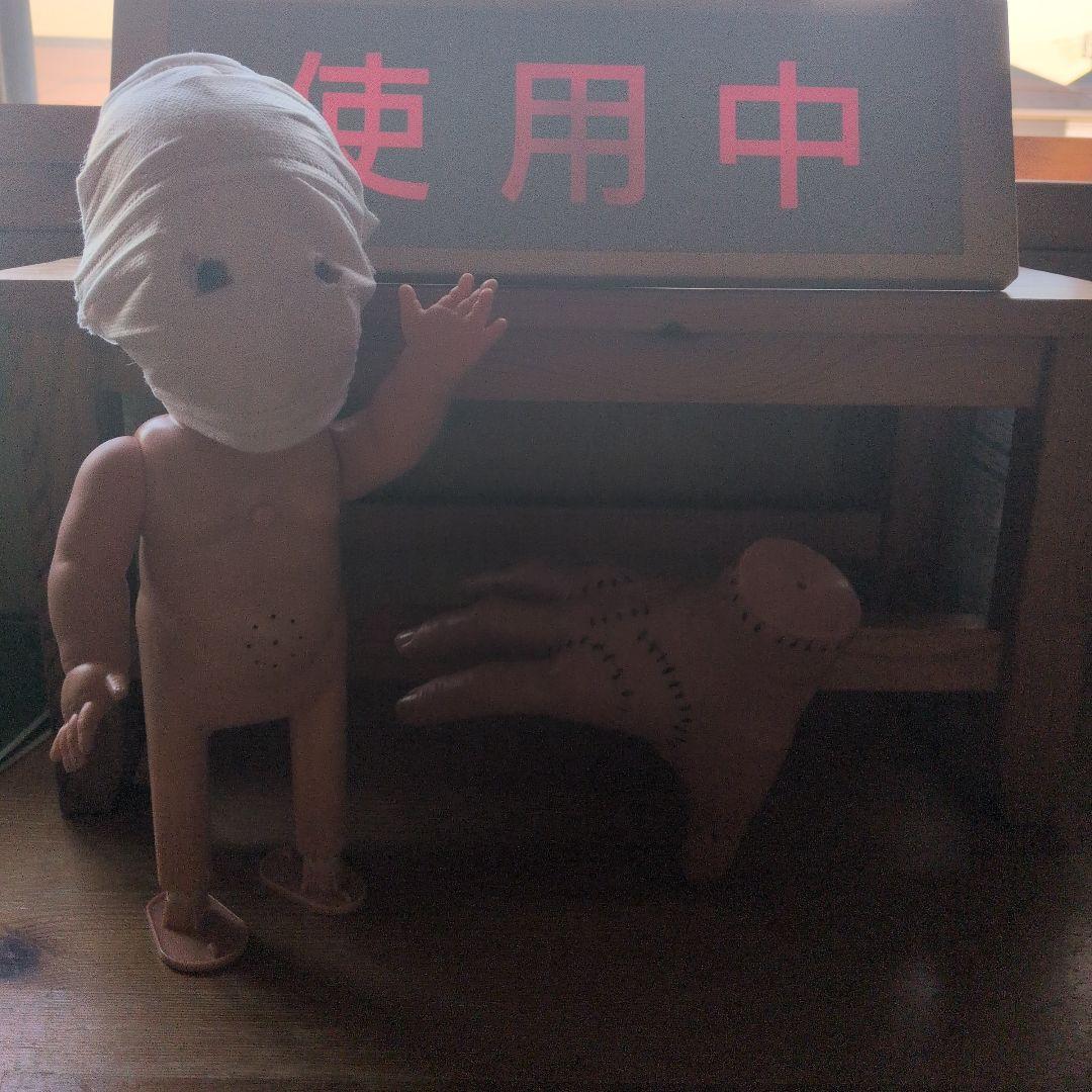 センサーで笑う、のびる、赤ちゃん ホラーハンド