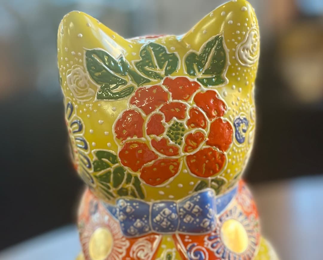 再値下げ　新品　九谷焼　お祈り猫　黄色　招き猫　縁起物　オブジェ　座布団付　風水