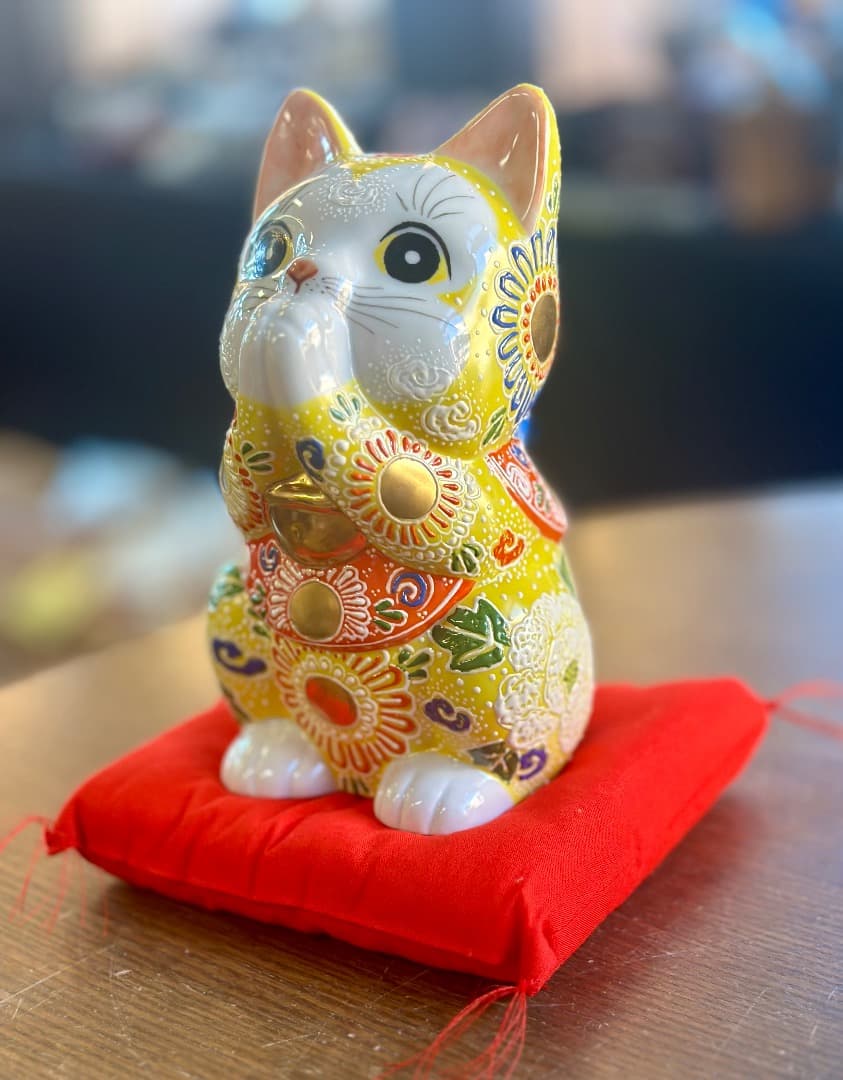 再値下げ　新品　九谷焼　お祈り猫　黄色　招き猫　縁起物　オブジェ　座布団付　風水