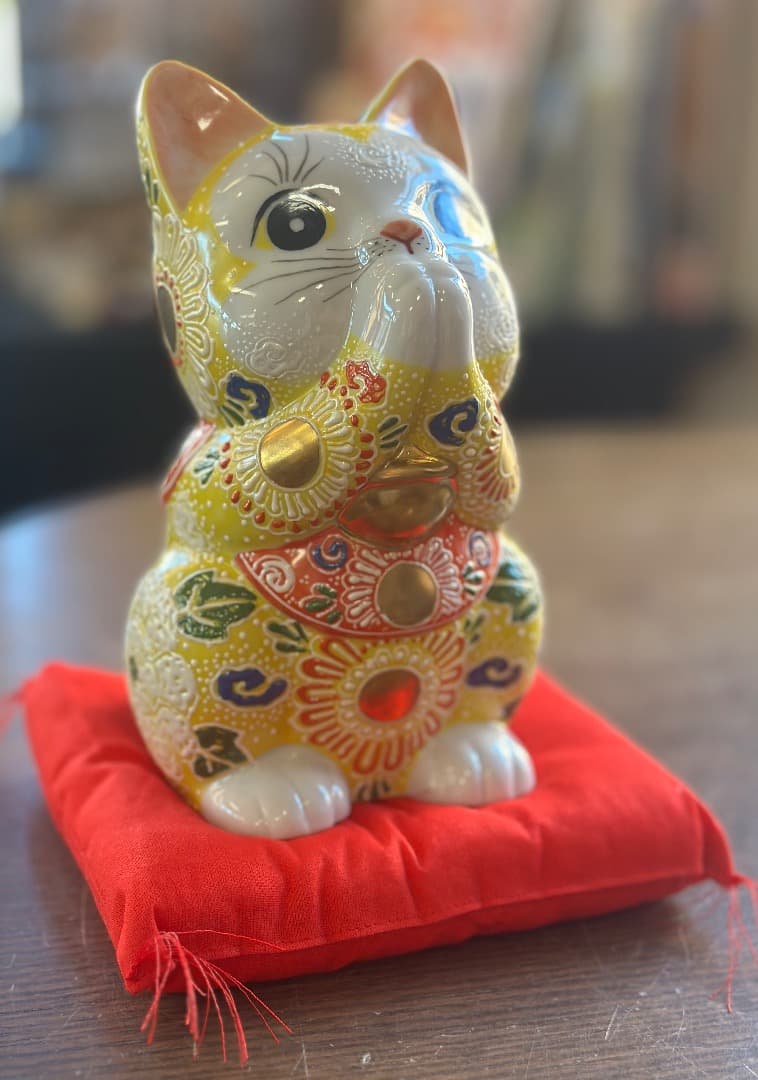 再値下げ　新品　九谷焼　お祈り猫　黄色　招き猫　縁起物　オブジェ　座布団付　風水