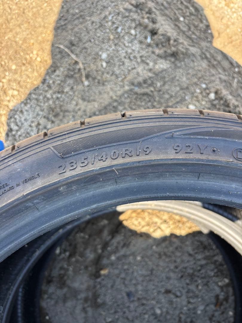 235/40r19 2本　新車外し