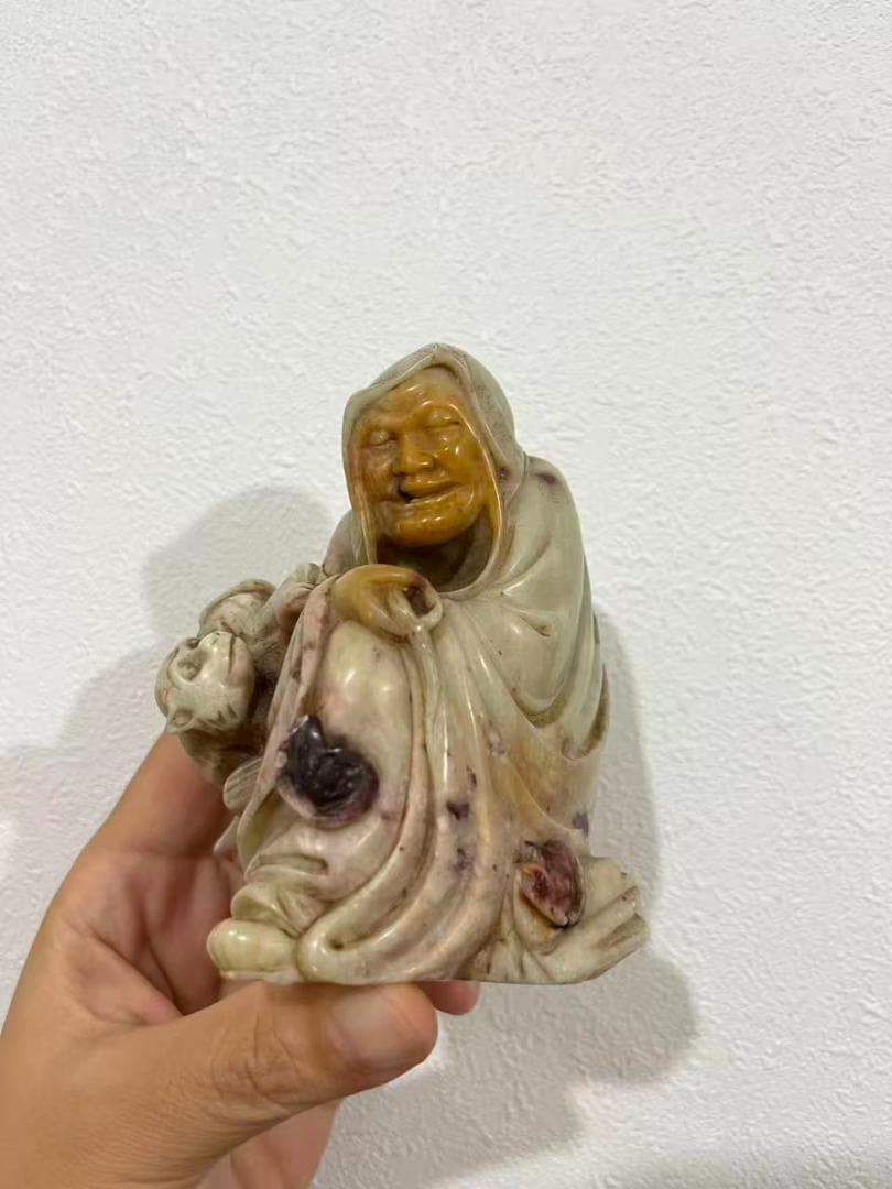 羅漢と猿の石彫刻
