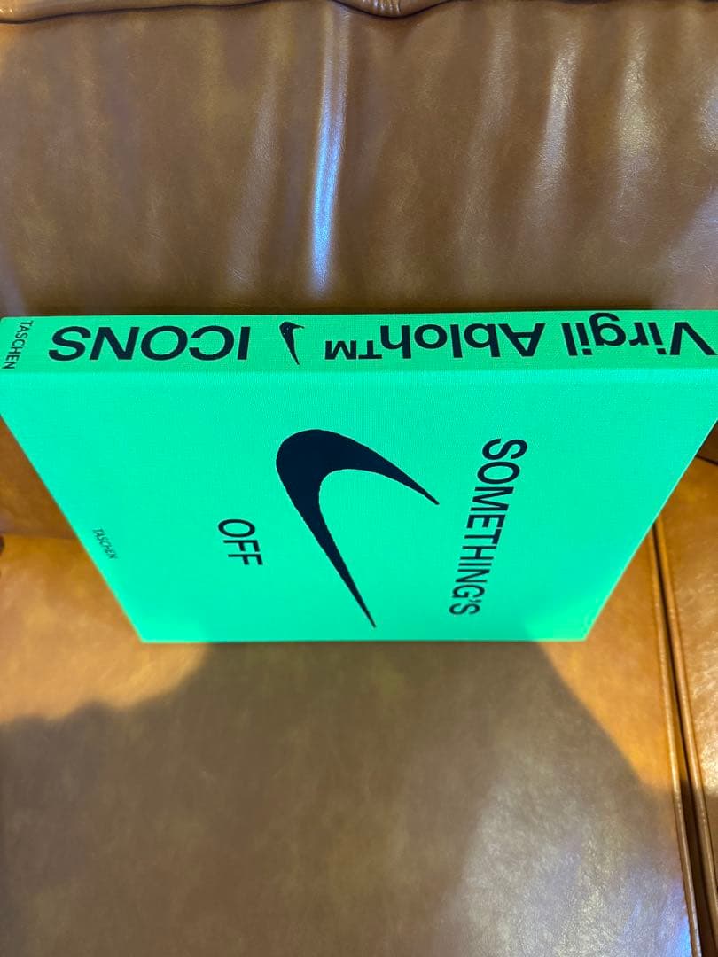 アート・デザイン・音楽 SOMETHING'S OFF TASCHEN VIRGIL ABLOH