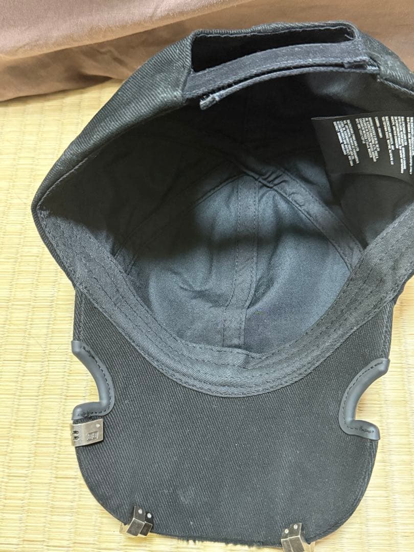 BALENCIAGA ブラックキャップ ダメージ加工