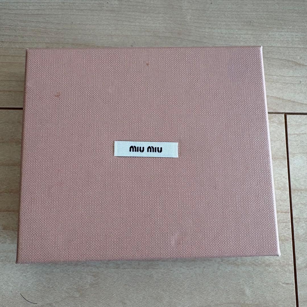 miumiu 二つ折り財布