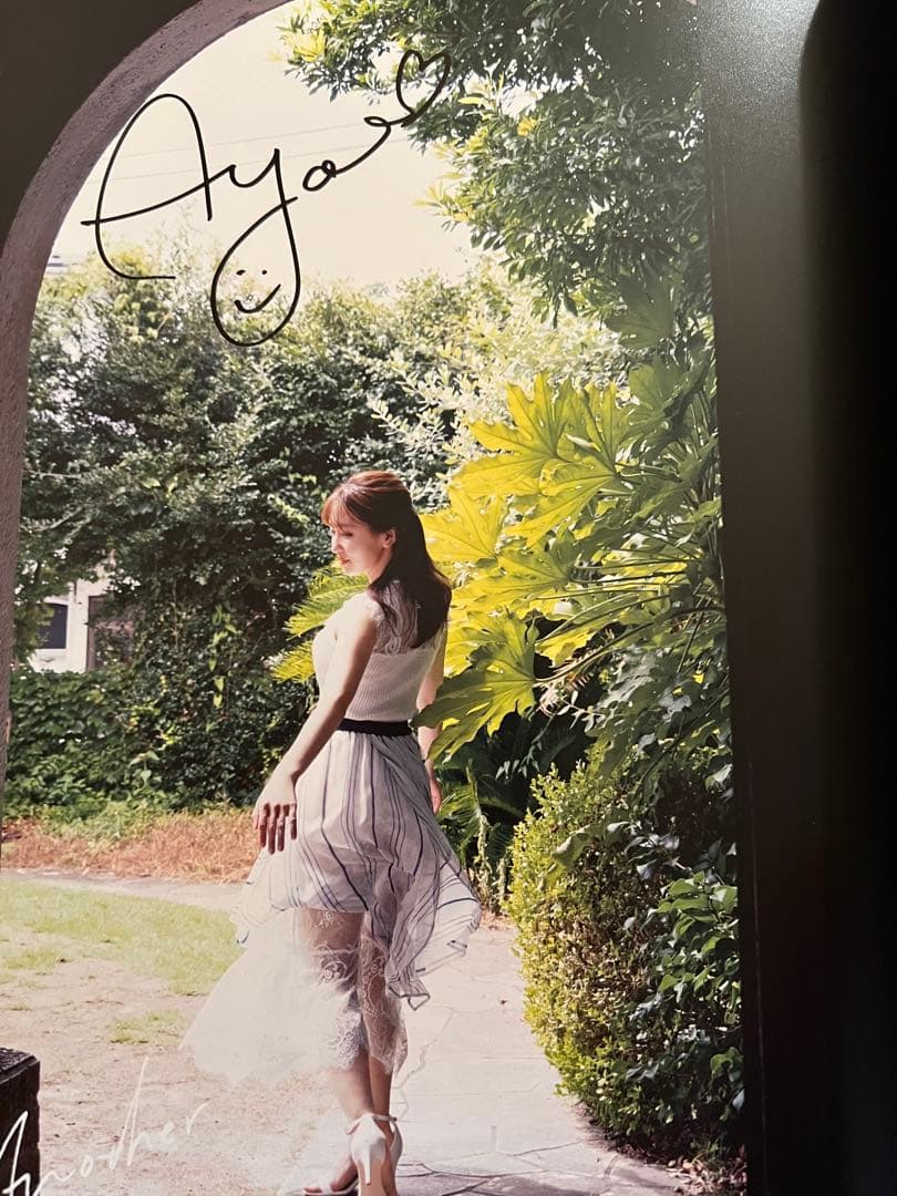 直筆サイン本　袴田彩会 ファースト写真集 『 Another 』　特典付き