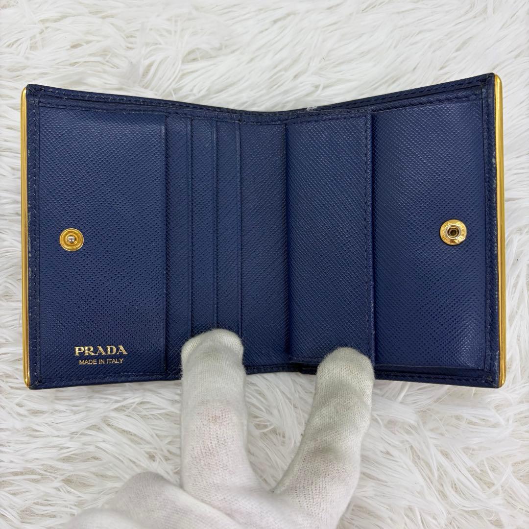 美品✨️プラダ 二つ折り財布 レザー 金ロゴ メタルバー サフィアーノ 紺