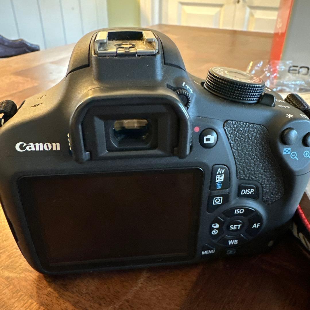 Canon EOS Kiss X70デジタル一眼レフカメラ、ストラップ.ケース付