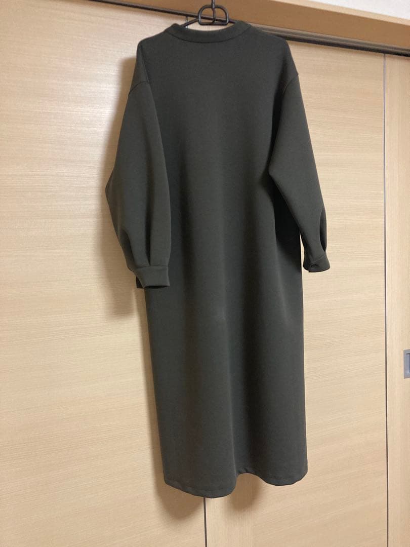 シワになりにくい　ポンチ素材のワンピース