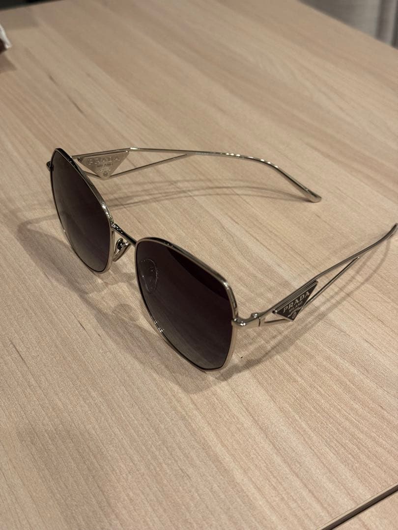 [ほぼ新品] prada ドライアングルロゴ サングラス 黒シルバー