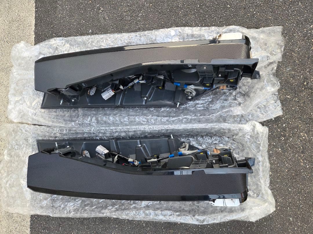 トヨタ　80系ノア後期　W×Blll テールランプ