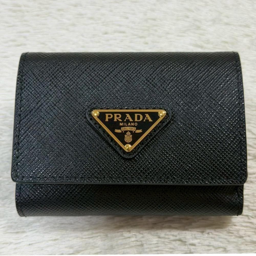 PRADA サフィアーノレザー トライアングル ロゴ 三つ折り財布 ブラック