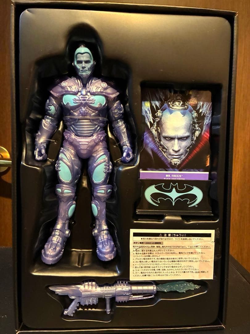 DCマルチバース/Mr.フリーズ 7インチアクションフィギュアブラックライト版