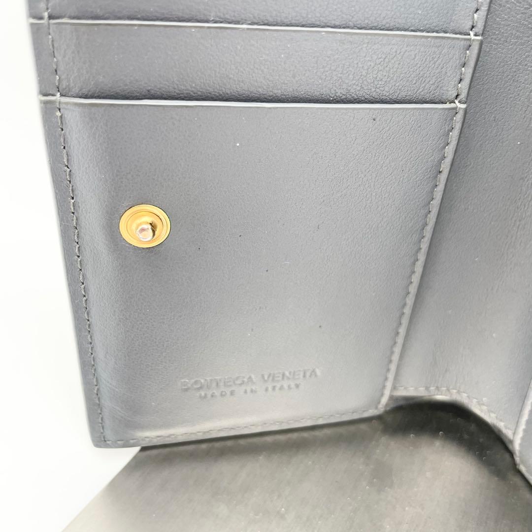 BOTTEGA VENETA マキシイントレチャート　二つ折り財布　グレー