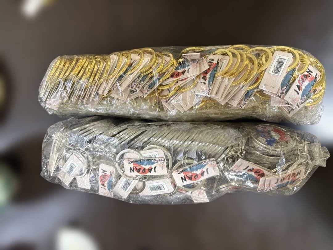 ★新品未使用品1つ50円　富士山キーホルダー金100個、銀100個セット