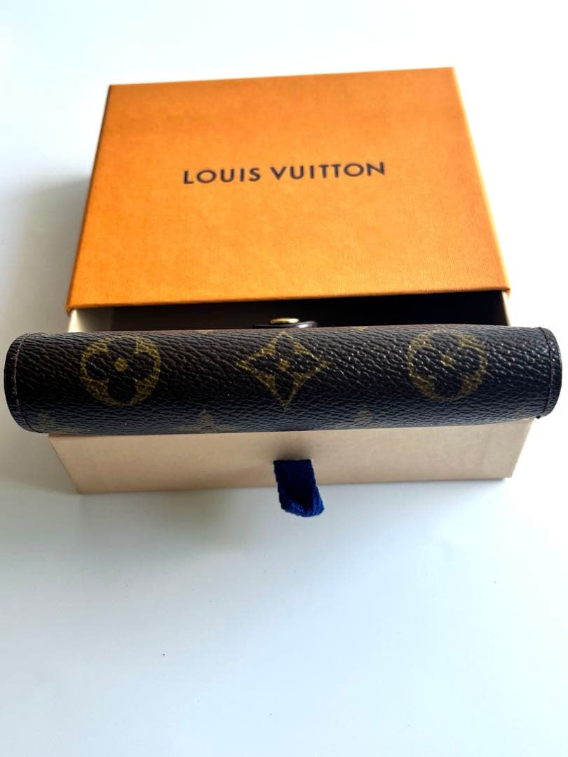 LOUIS VUITTON ヴィトン　二つ折り財布