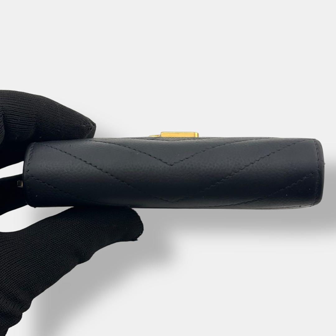 極美品 サンローラン 2つ折り財布 カサンドラ Vステッチ ロゴ金具 レザー 黒