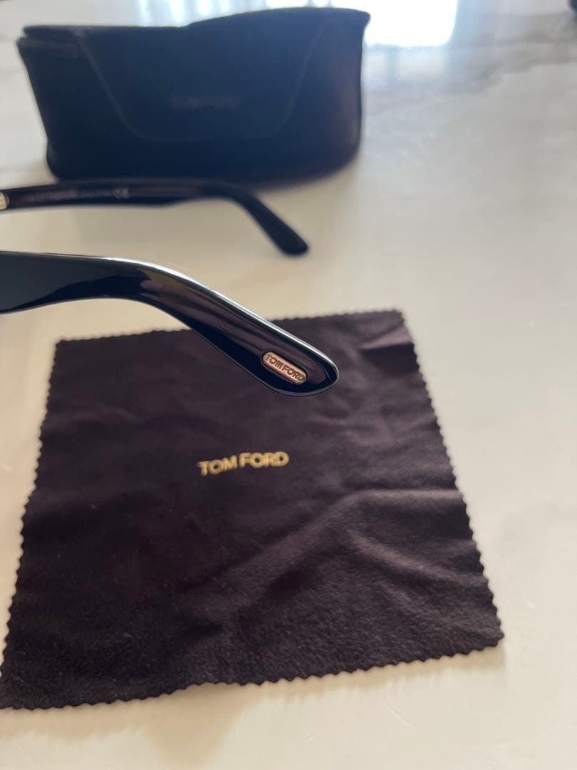 TOM FORD ブラックサングラス TF211AF