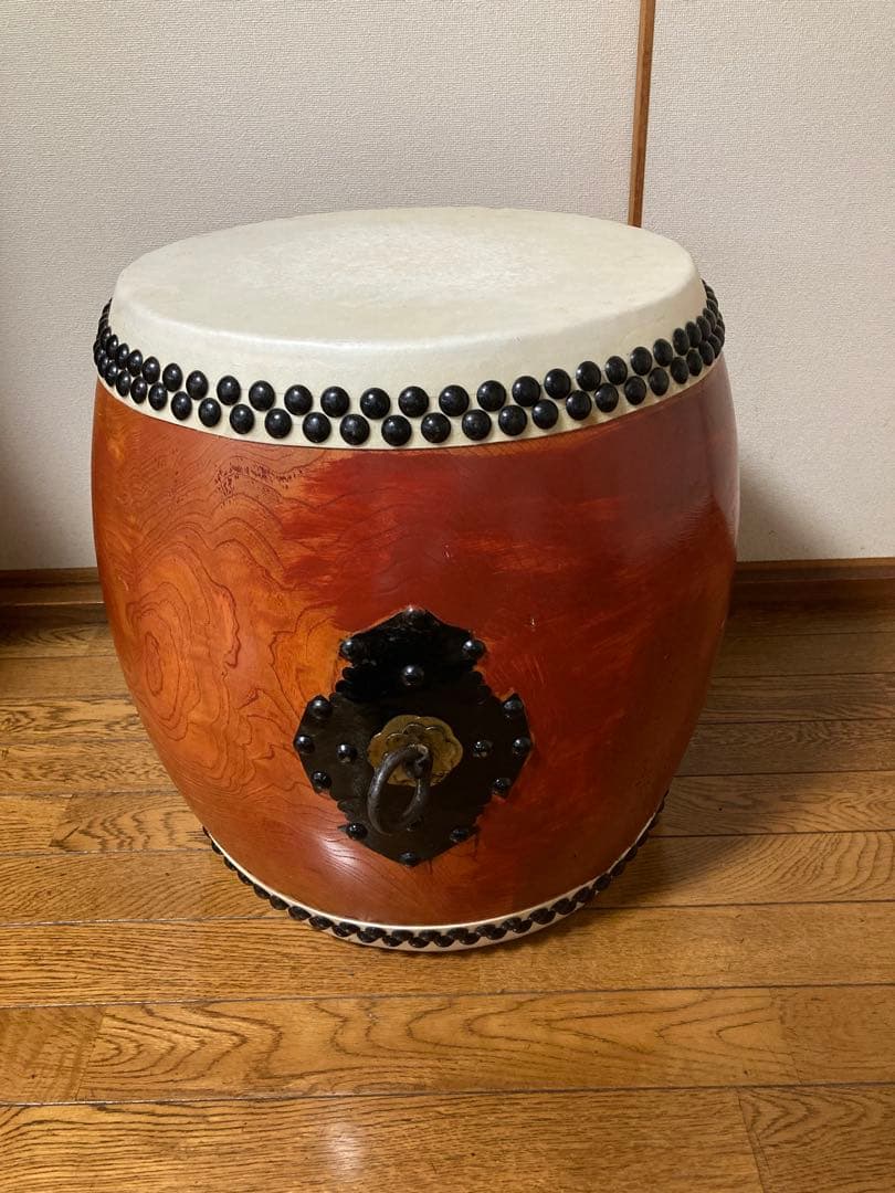 和太鼓 木製 円筒型 黒い飾り玉付き