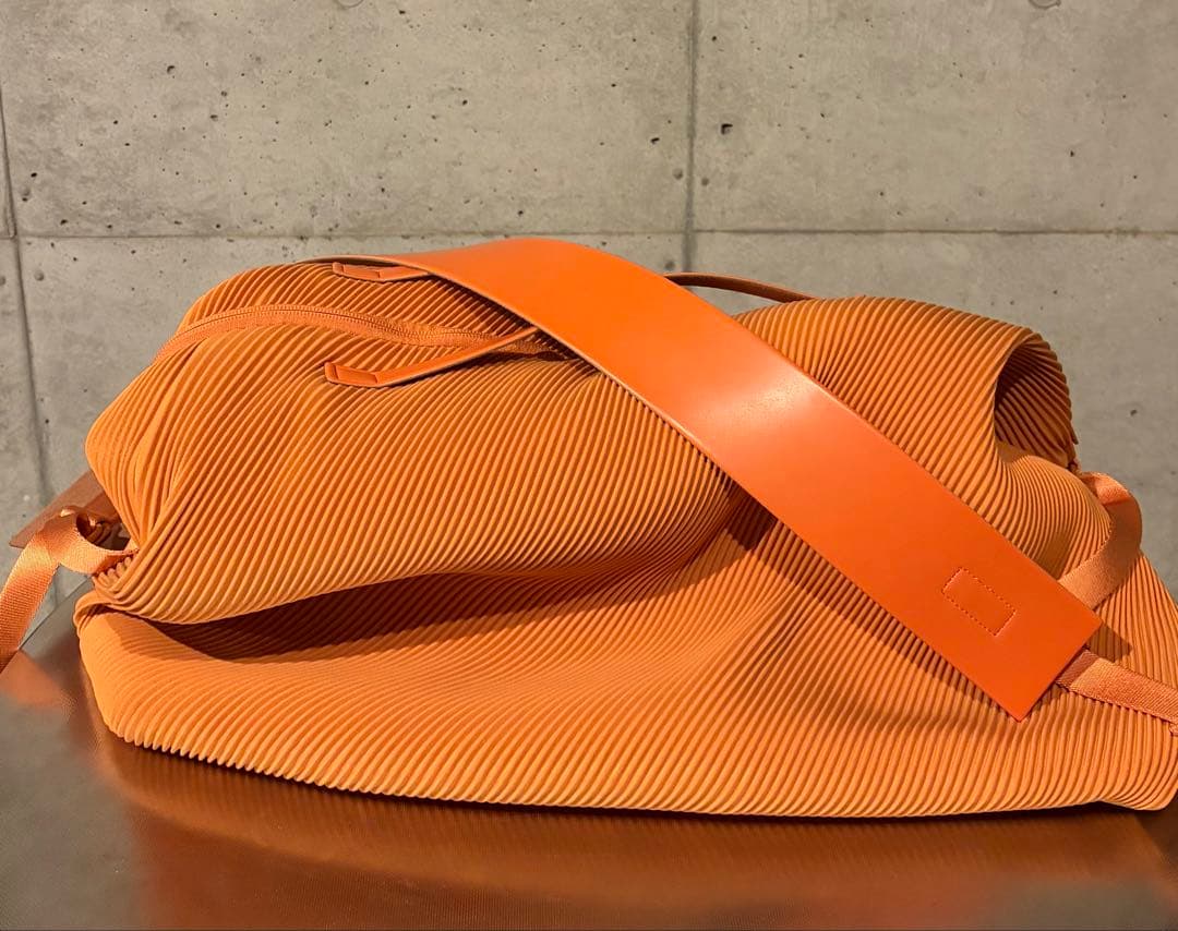 HOMME PLISSÉ PLEATS TRAVEL BAG