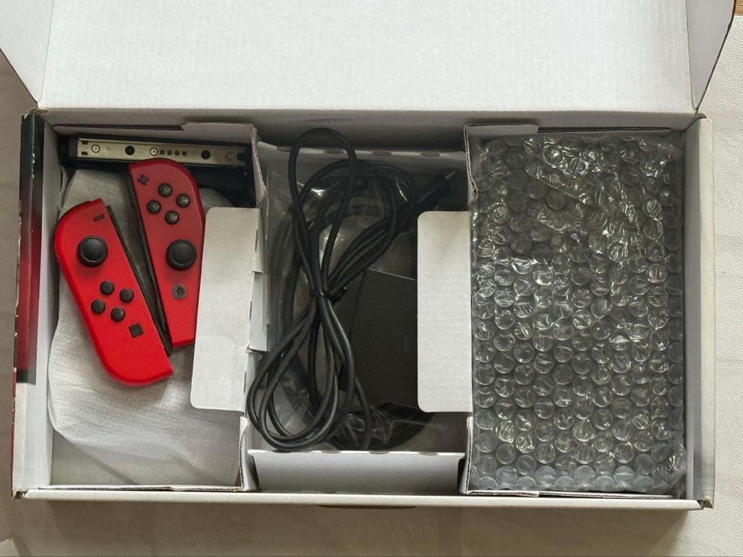 Nintendo Switch 本体　+ Joy-Con 2つ